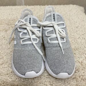 adidas cloud form woman’s light grey and white size 7 in new condition